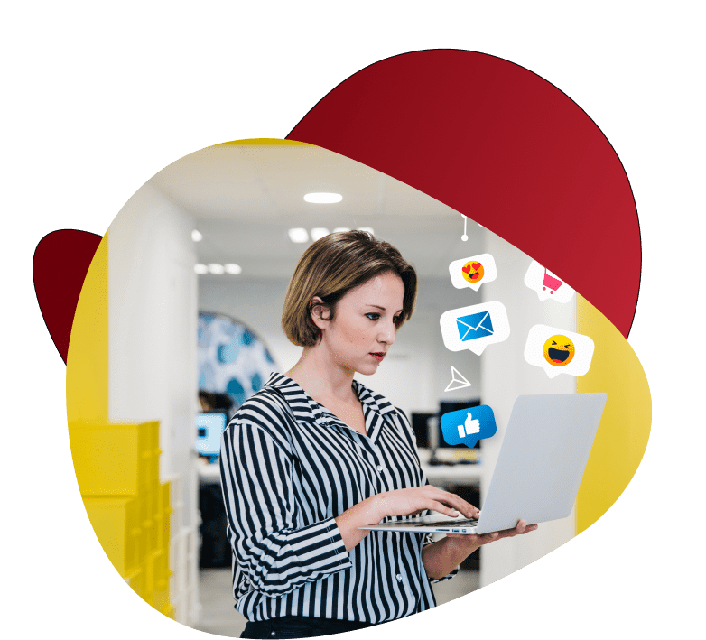 mujer con computadora